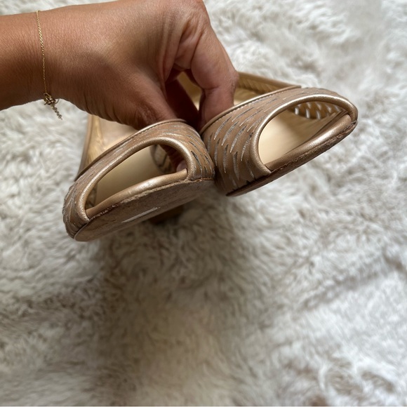 Aquatalia Laser Cut Chunky Heel Peeptoe Pump heel leather Size 6 - Picture 5 of 9